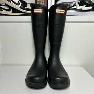 Hunter black rubber rain boots